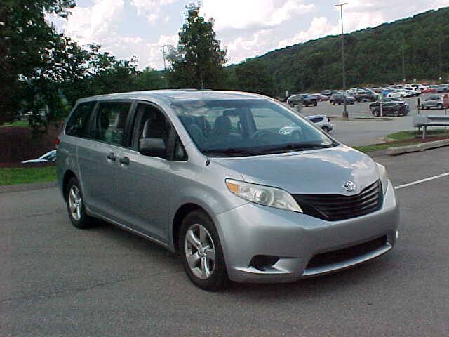 Used 2011 Toyota Sienna w/ Towing Pkg FWD image 2