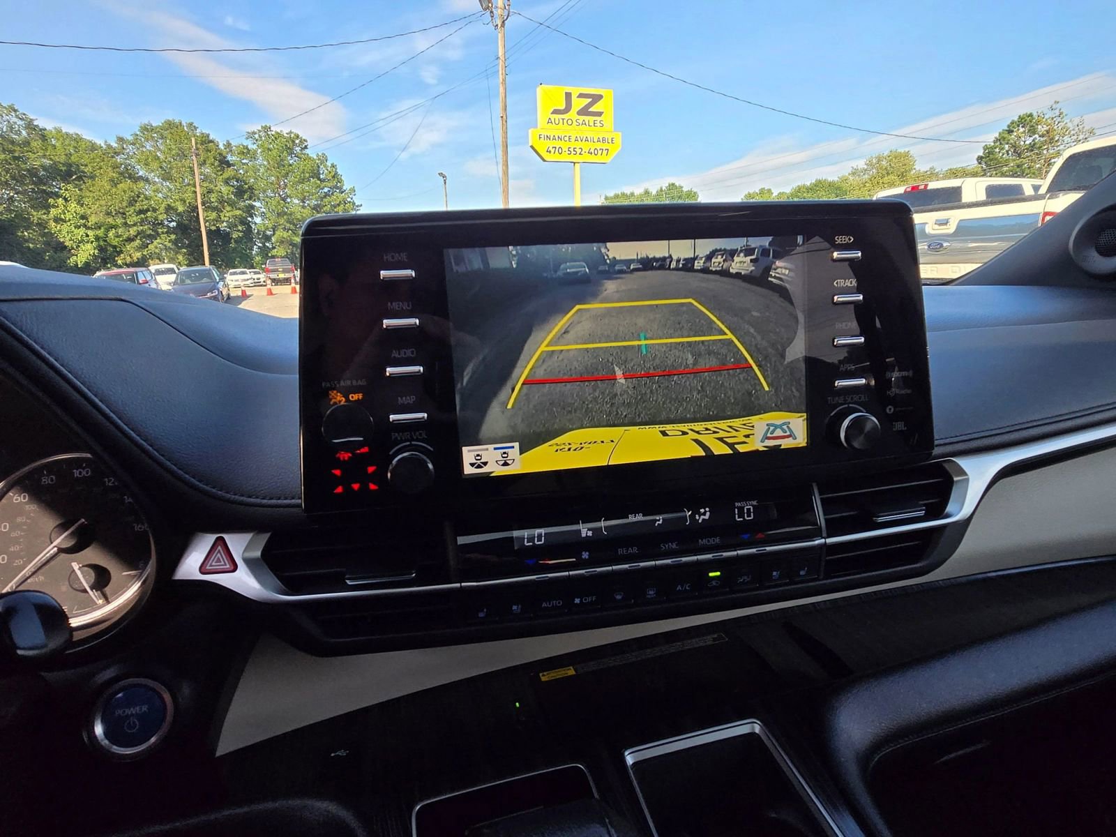 Used 2021 Toyota Sienna Limited image 11