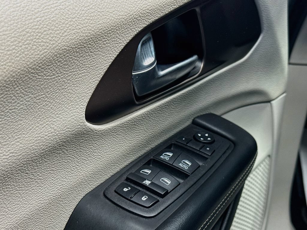 Used 2023 Chrysler Voyager LX FWD image 17