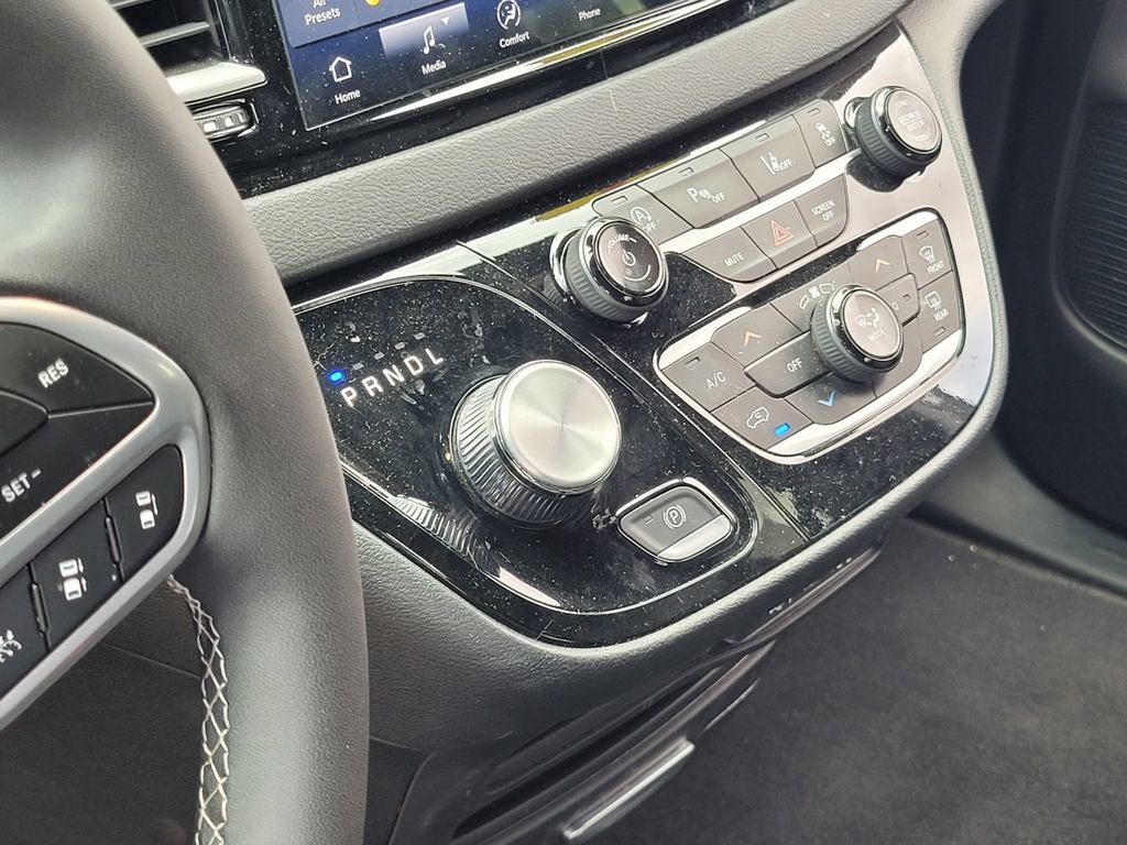 Used 2025 Chrysler Pacifica Select FWD image 19