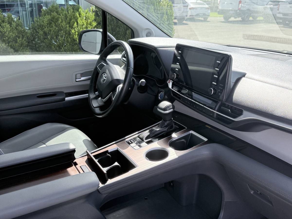 Used 2021 Toyota Sienna XLE w/ XLE Plus Package FWD image 10