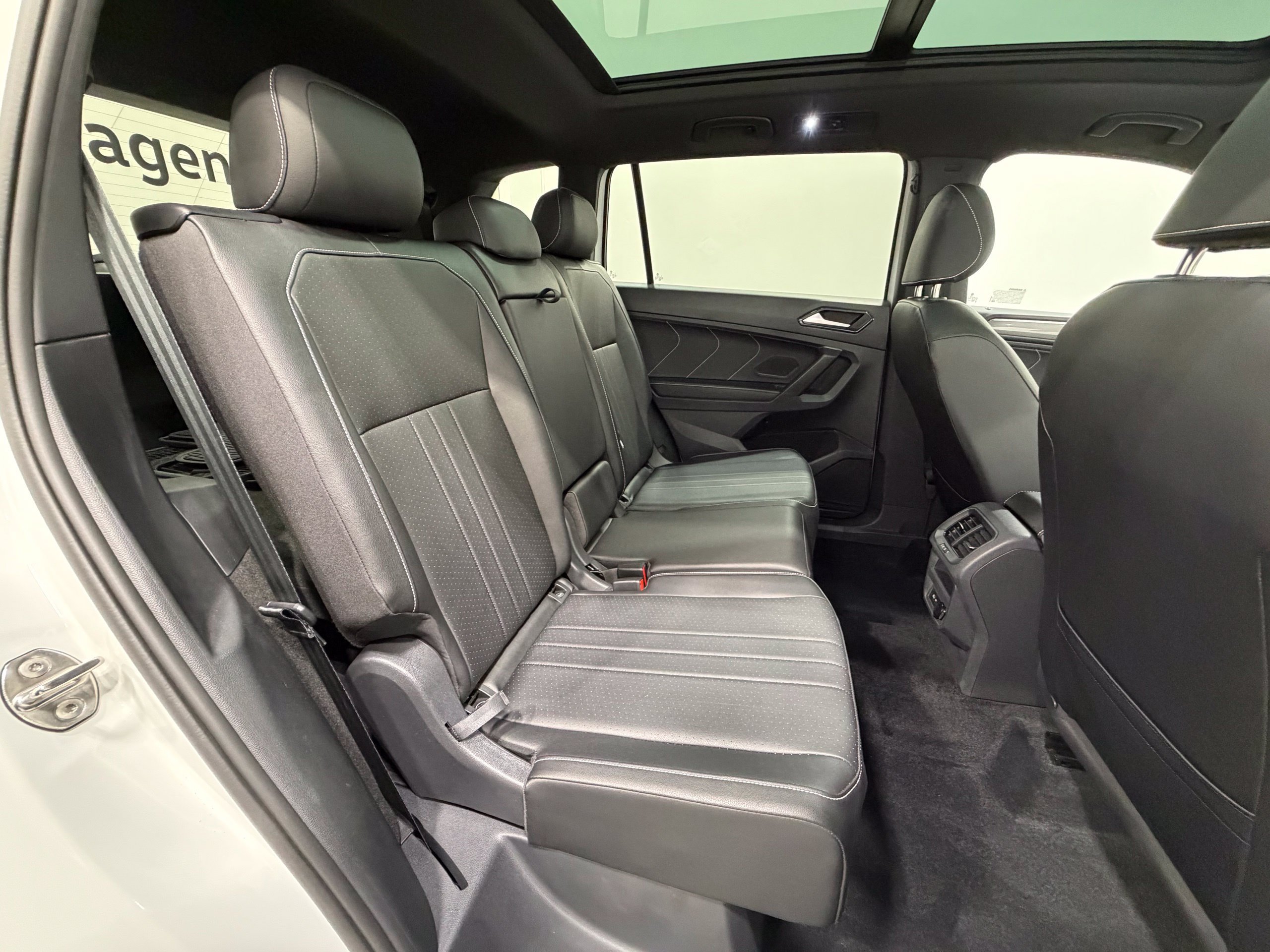 Certified 2023 Volkswagen Tiguan SE R-Line FWD image 28