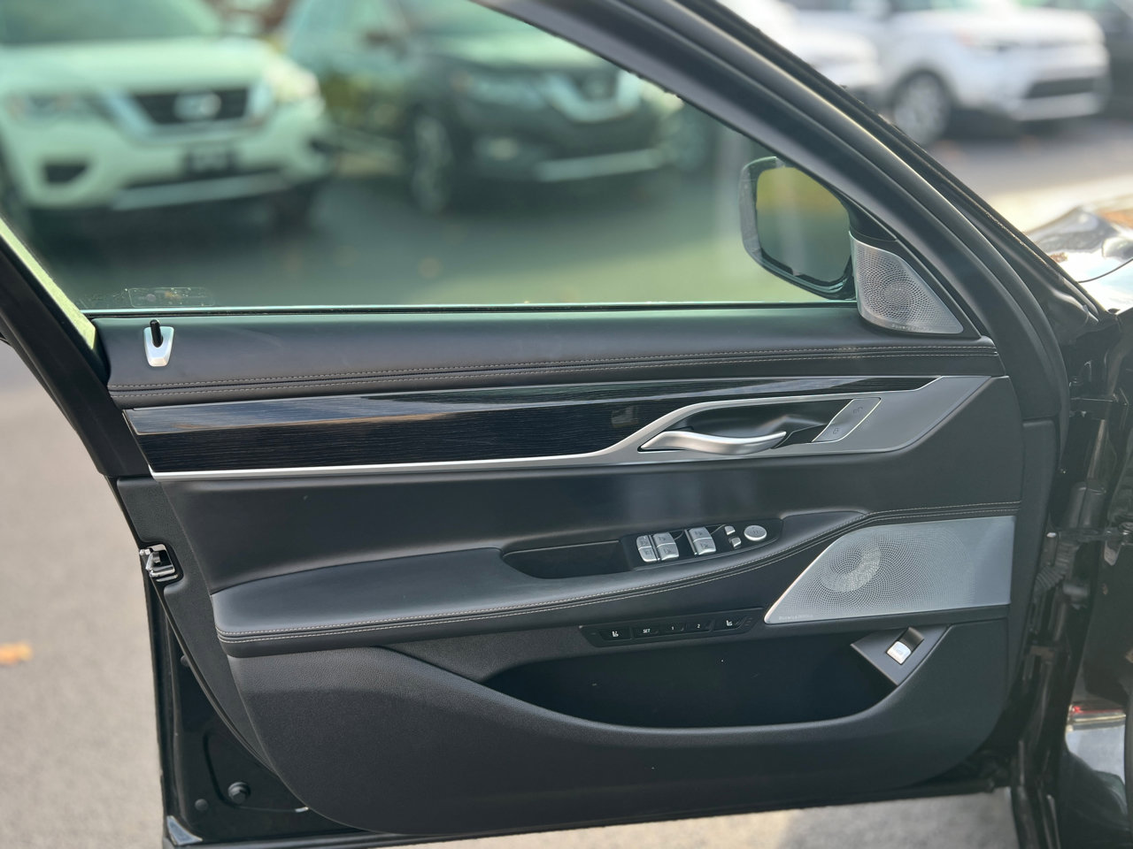 Used 2019 BMW 750i w/ Executive Package image 17