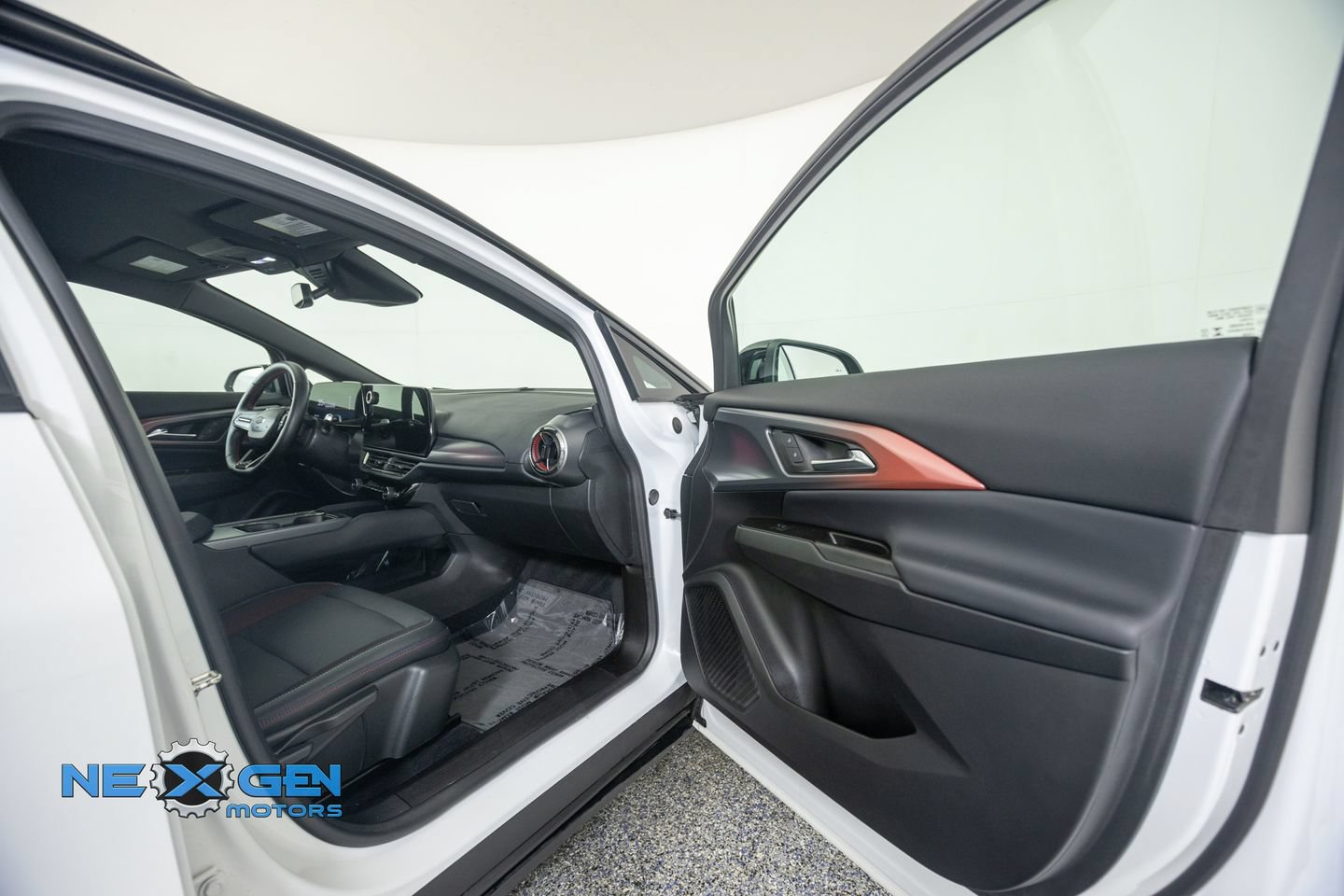 Used 2024 Chevrolet Equinox EV RS FWD image 39