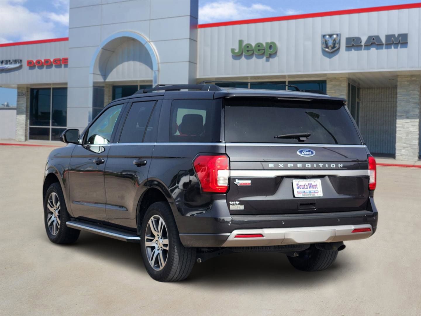 Used 2022 Ford Expedition XLT RWD image 4