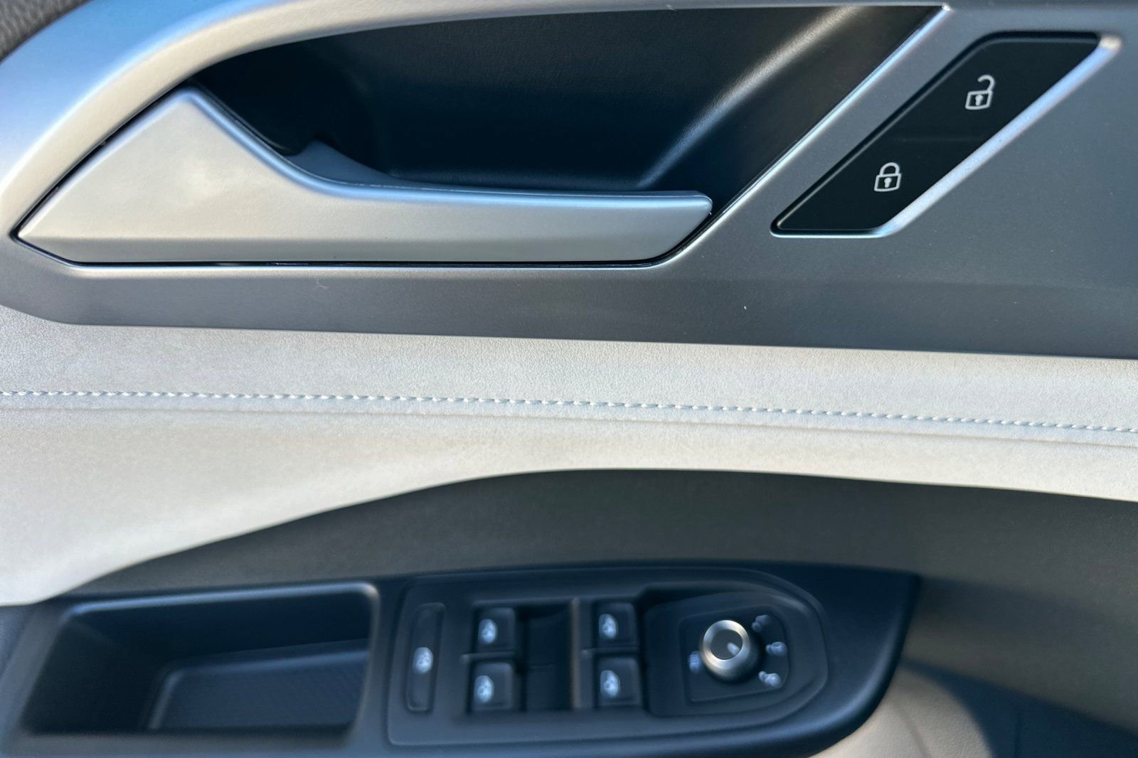 New 2026 Volkswagen Taos SE FWD image 9