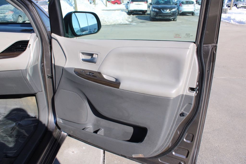 Used 2015 Toyota Sienna XLE image 22