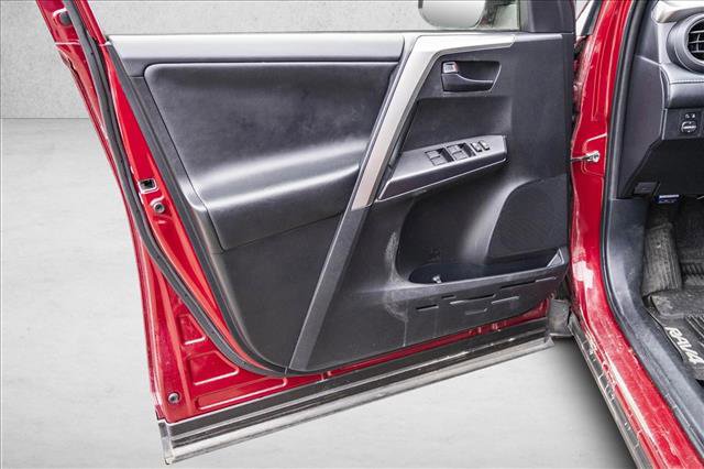 Used 2018 Toyota RAV4 LE image 12