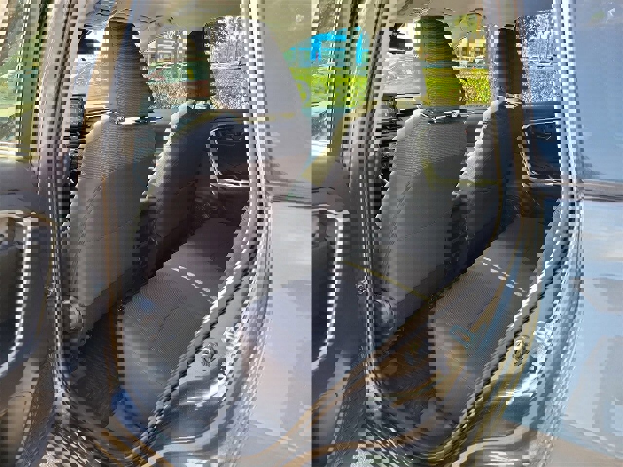 Used 2021 Toyota RAV4 LE image 9