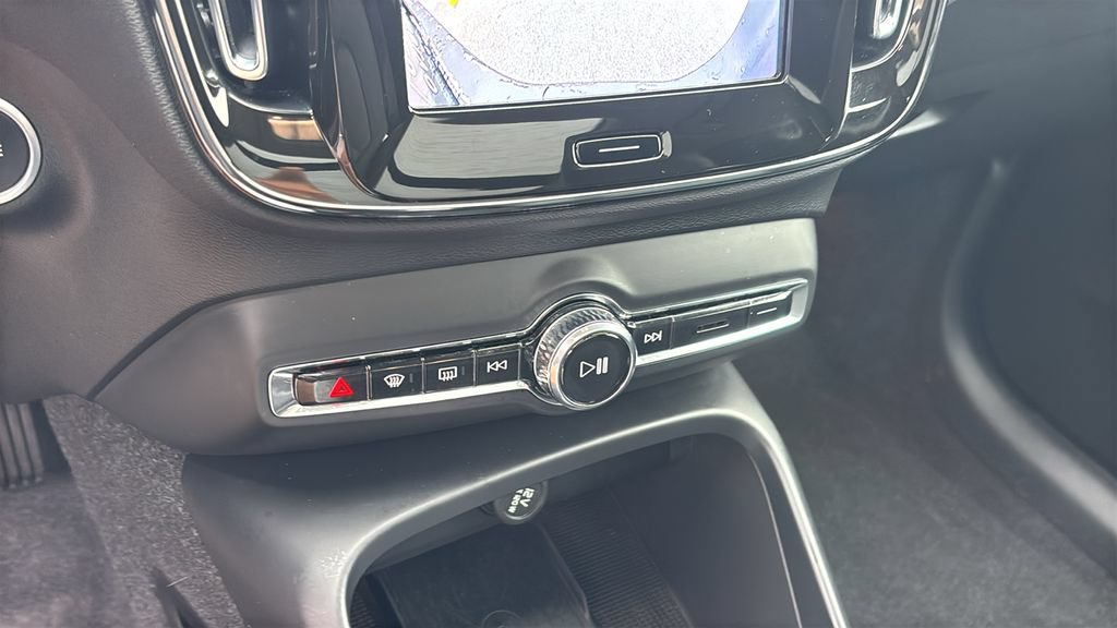 Certified 2024 Volvo XC40 B5 Plus w/ Climate Package AWD/4WD image 22