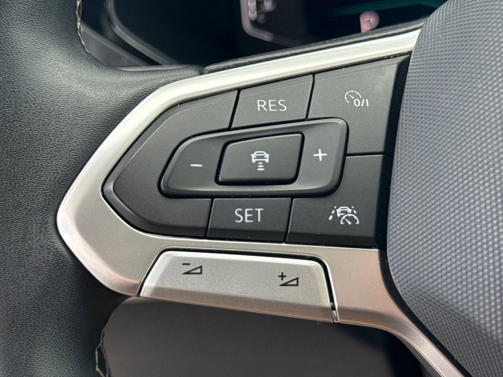 Certified 2022 Volkswagen Taos SEL image 25