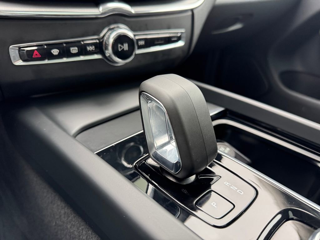 Certified 2023 Volvo XC60 B5 Core w/ Climate Package AWD/4WD image 16
