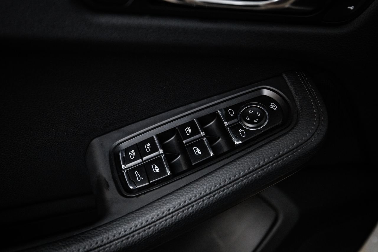 Certified 2023 Porsche Macan AWD/4WD image 22