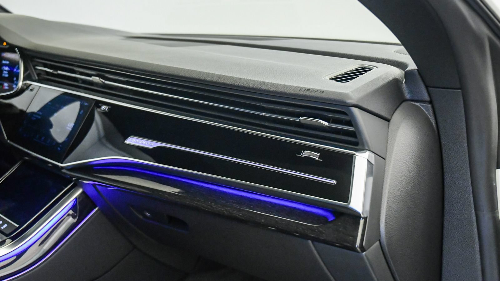 Used 2019 Audi Q8 Premium Plus AWD/4WD image 19