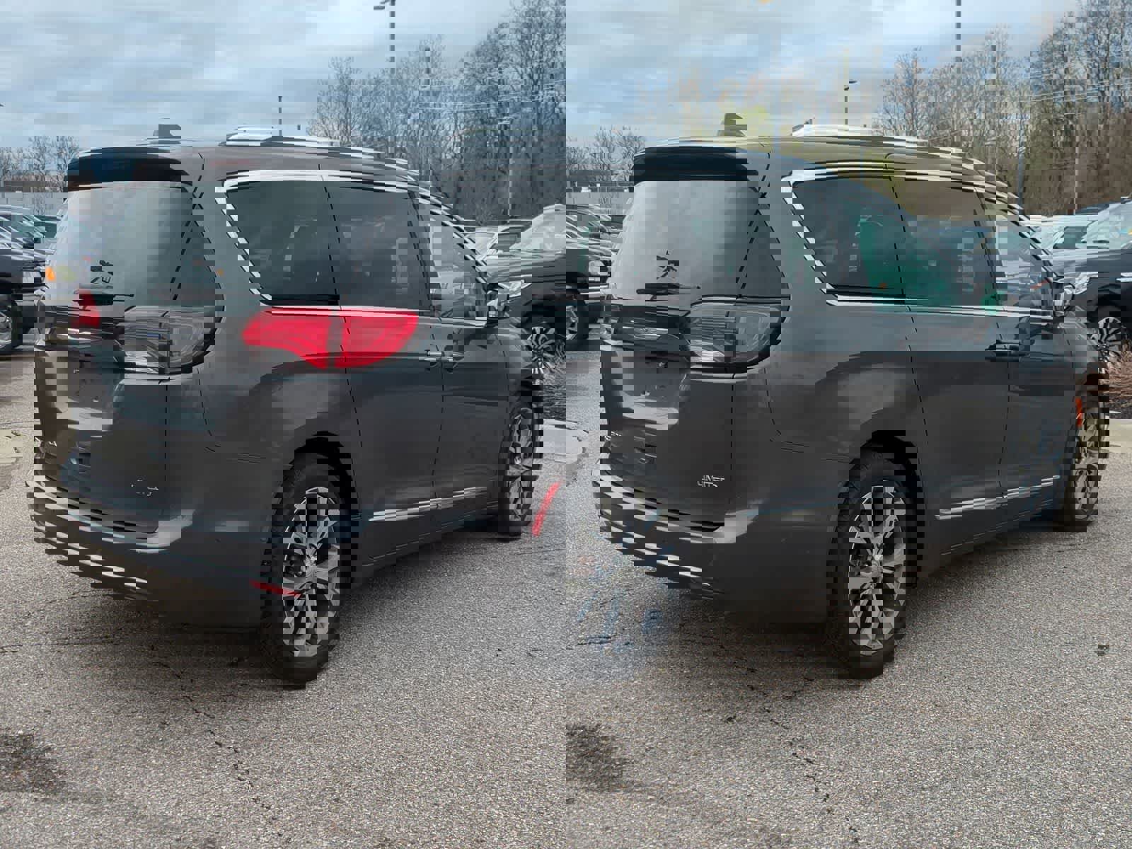 Used 2018 Chrysler Pacifica Limited w/ Tire & Wheel Group FWD image 8