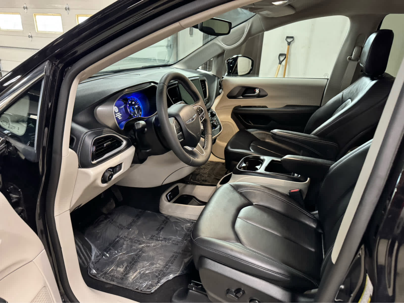 Used 2024 Chrysler Pacifica Touring-L image 15