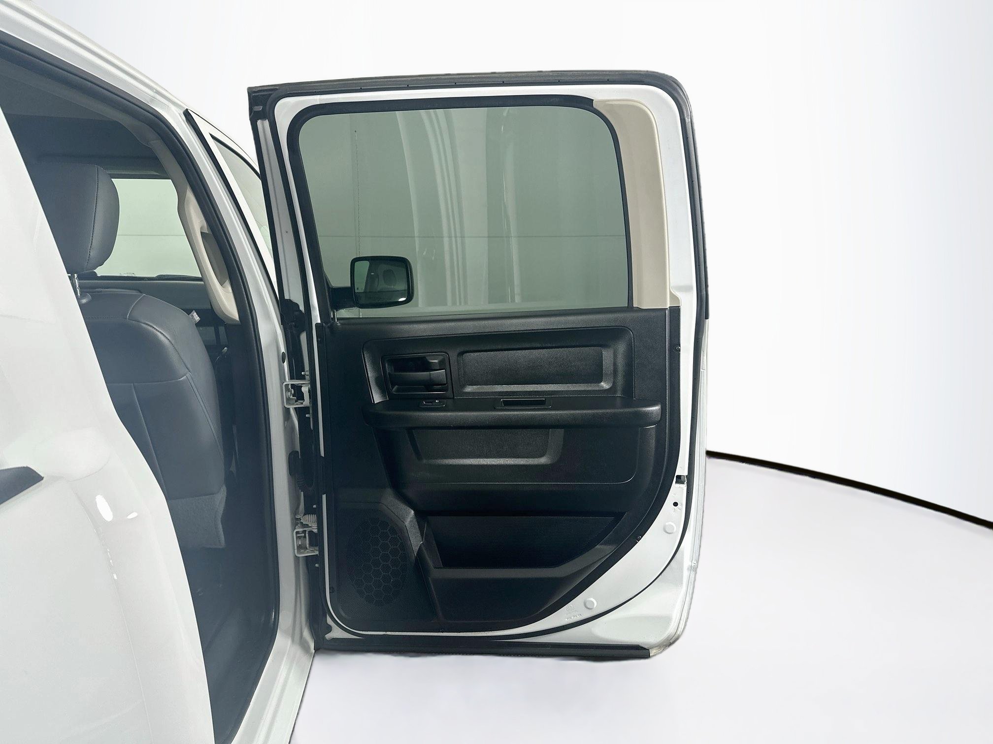 Used 2019 RAM 1500 Tradesman w/ Chrome Appearance Group RWD image 28