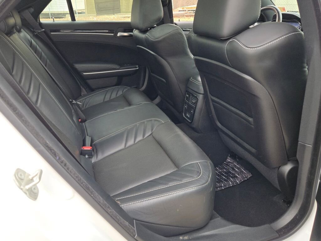 Used 2023 Chrysler 300 C image 10