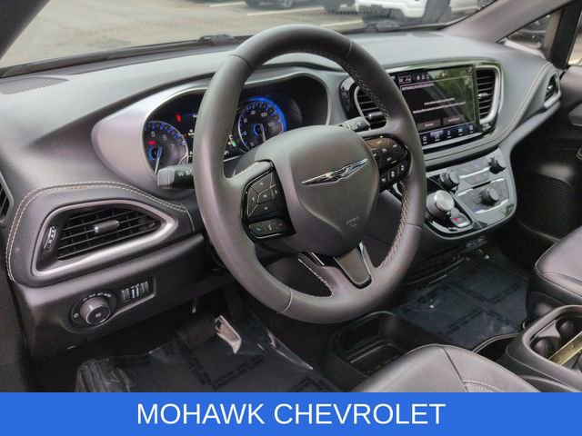 Used 2022 Chrysler Pacifica Touring-L w/ S Appearance Package AWD/4WD image 11