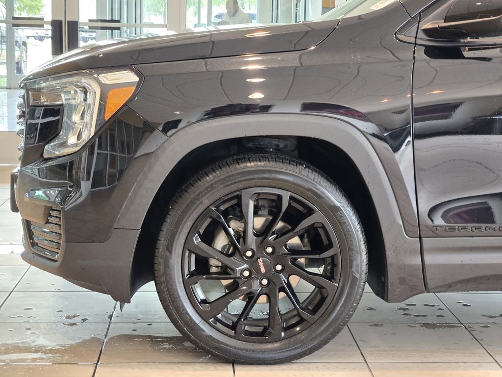 Used 2023 GMC Terrain SLE w/ Driver Convenience Package FWD image 9