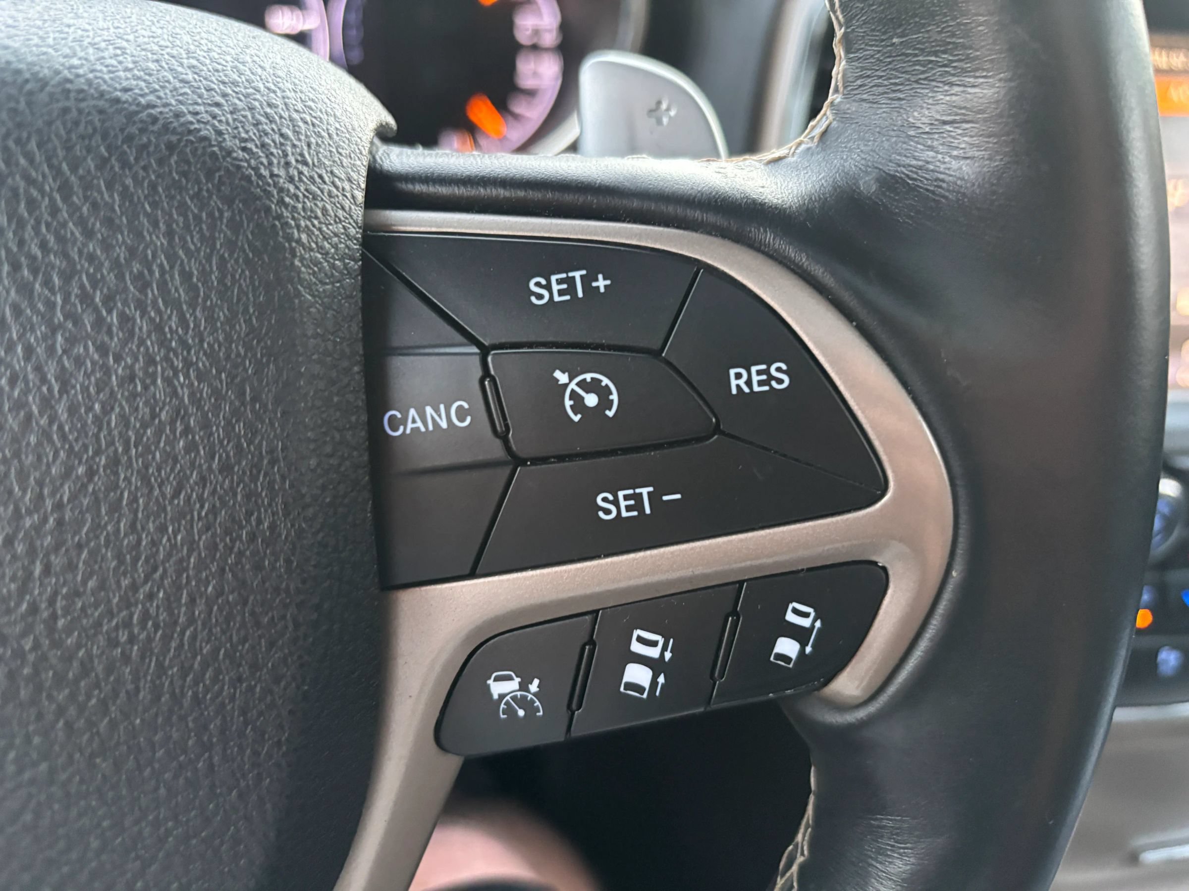 Used 2014 Jeep Grand Cherokee Overland AWD/4WD image 21