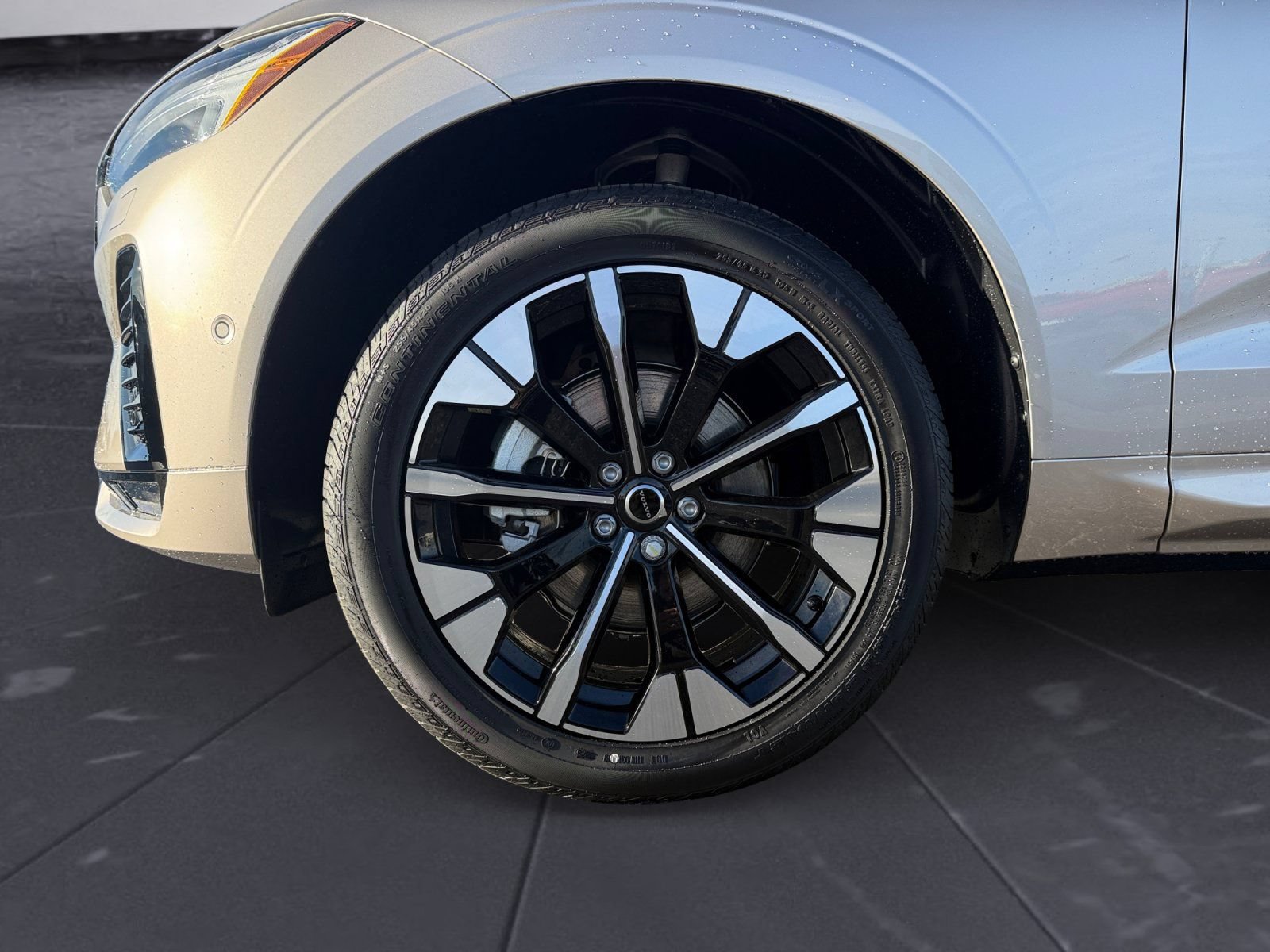 New 2026 Volvo XC60 B5 Plus w/ Protection Package Premier AWD/4WD image 14