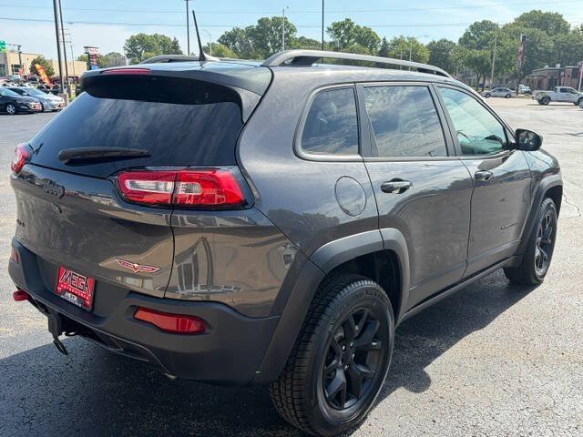 Used 2018 Jeep Cherokee Trailhawk AWD/4WD image 6