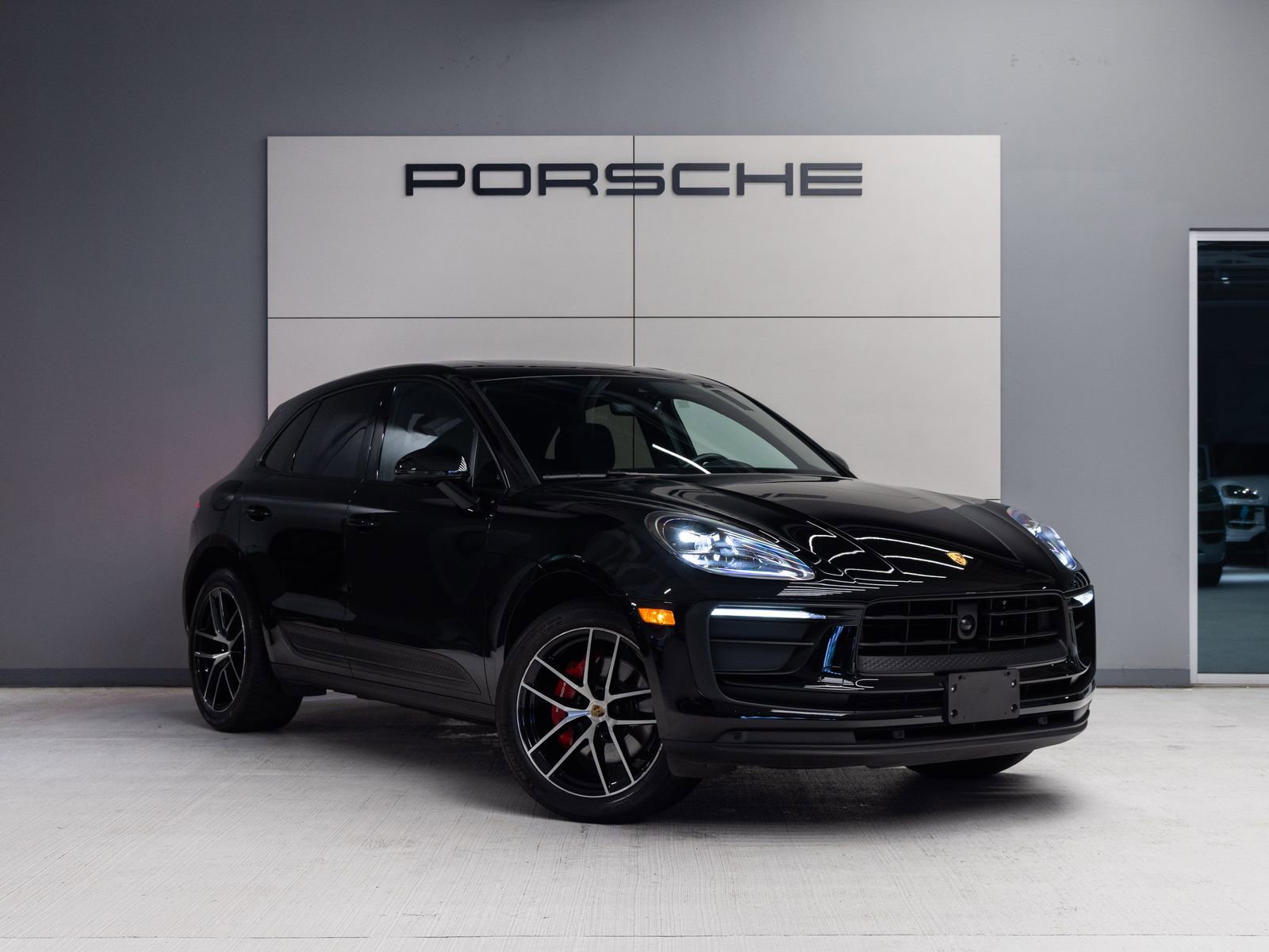 Certified 2023 Porsche Macan AWD/4WD image 9
