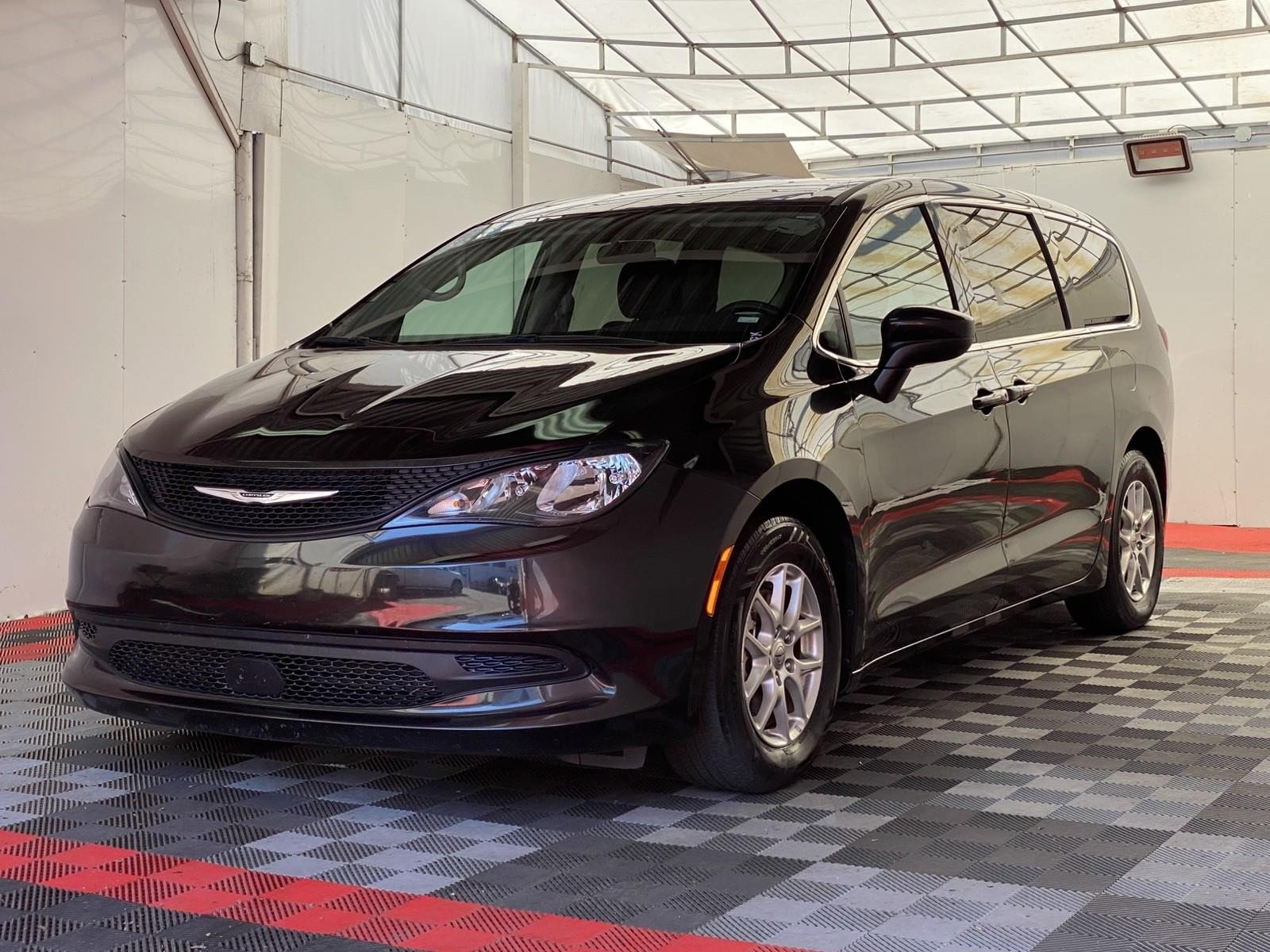 Used 2022 Chrysler Voyager LX image 3