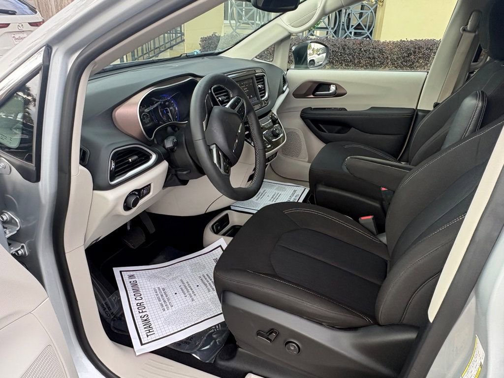Used 2024 Chrysler Voyager LX image 9