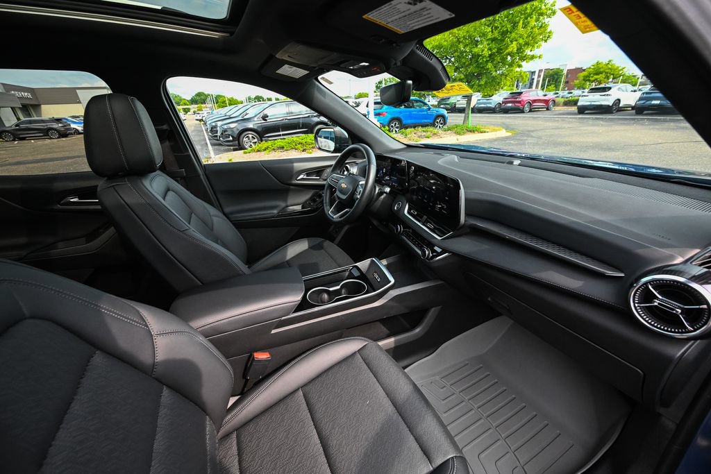 Used 2025 Chevrolet Equinox LT w/ Convenience Package II FWD image 24