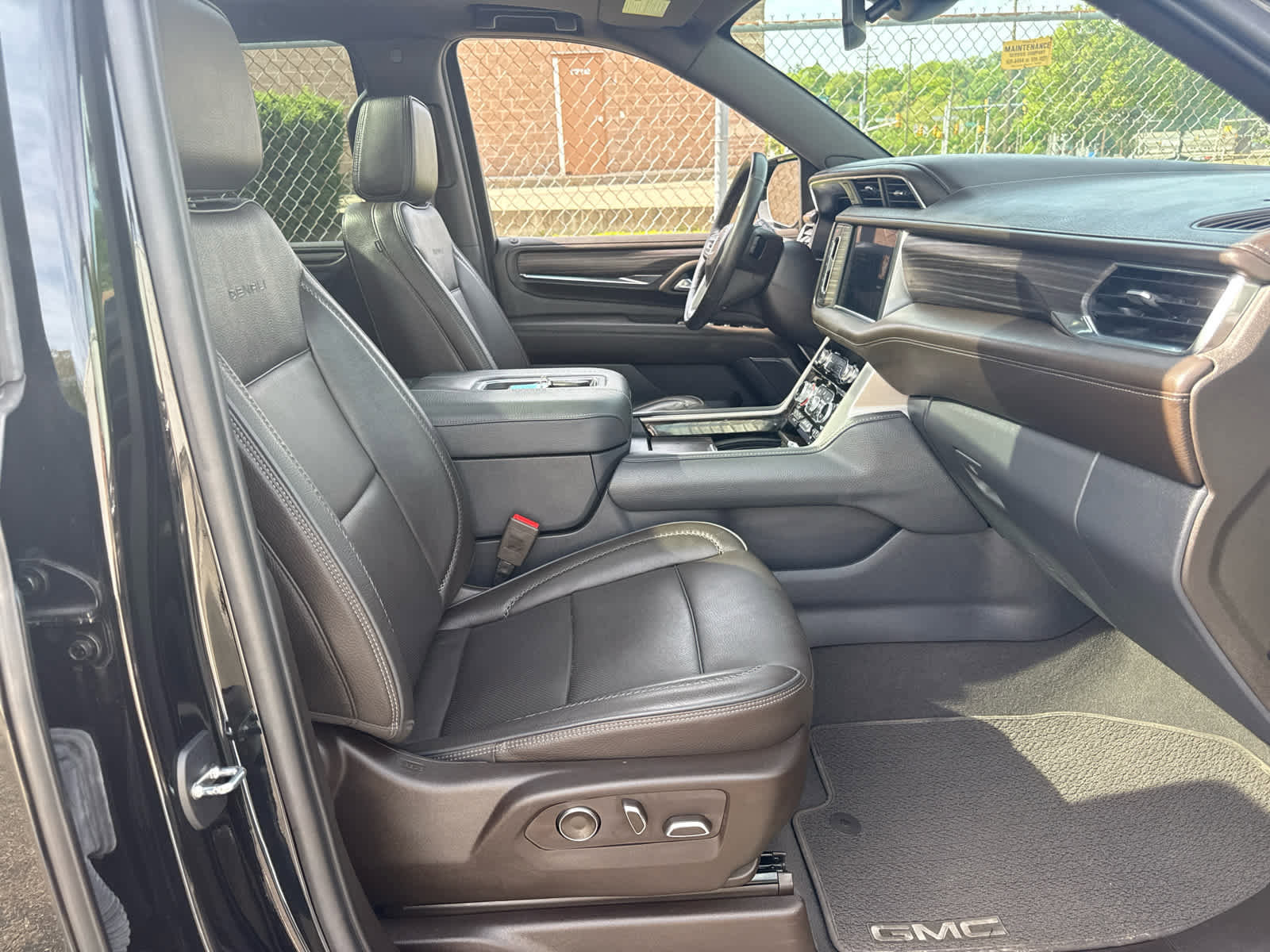 Used 2023 GMC Yukon Denali AWD/4WD image 34