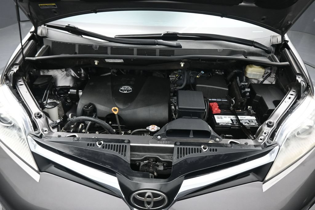 Used 2018 Toyota Sienna LE w/ Carpet Mat Package FWD image 57