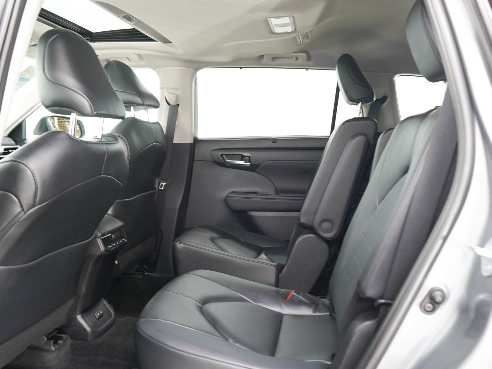 Used 2026 Toyota Highlander XLE AWD/4WD image 16
