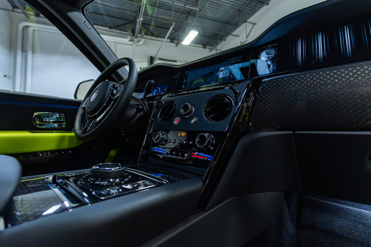 Used 2025 Rolls-Royce Cullinan Black Badge image 30