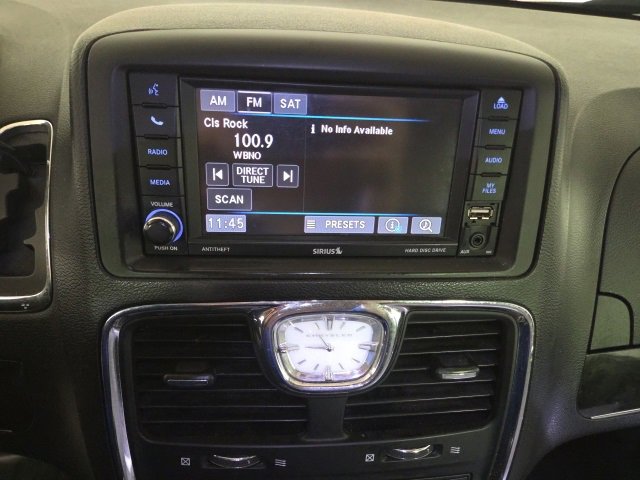 Used 2015 Chrysler Town & Country Touring image 40