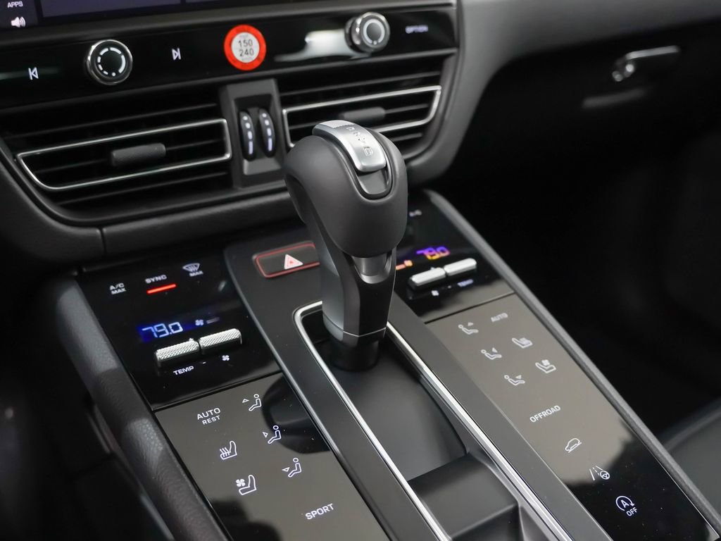 Certified 2026 Porsche Macan AWD/4WD image 32