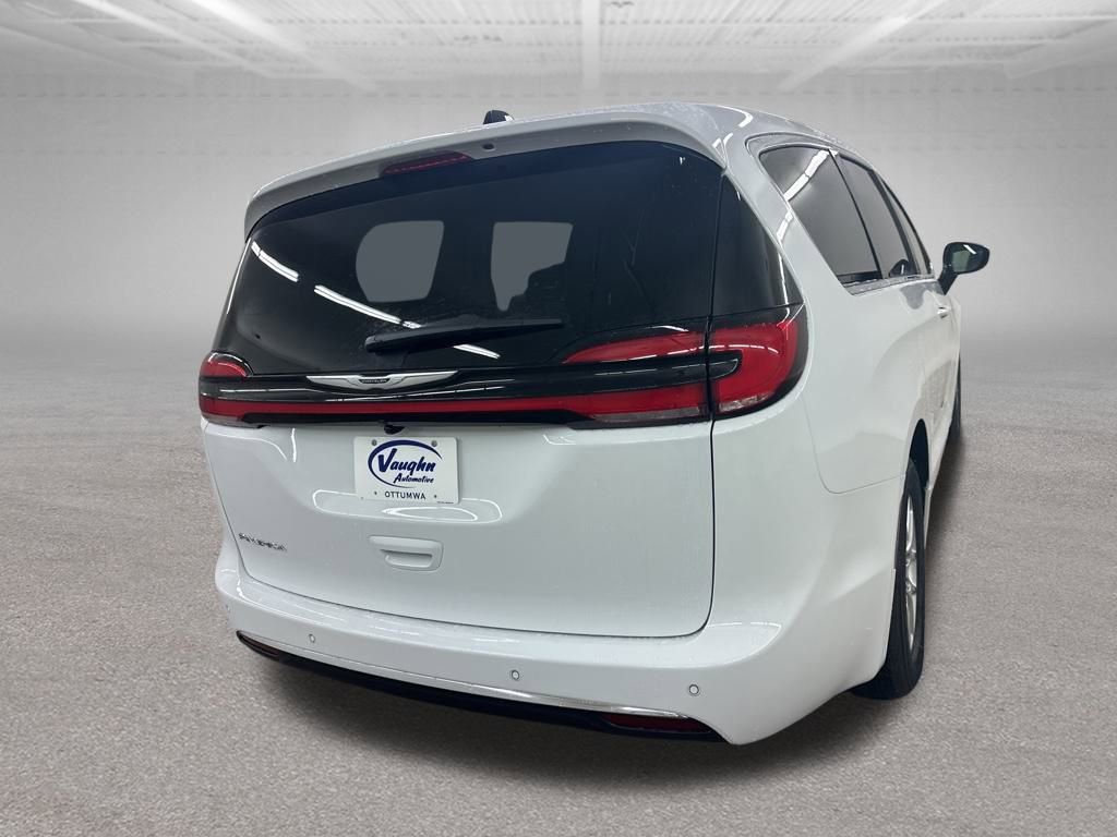 New 2026 Chrysler Pacifica Select image 10