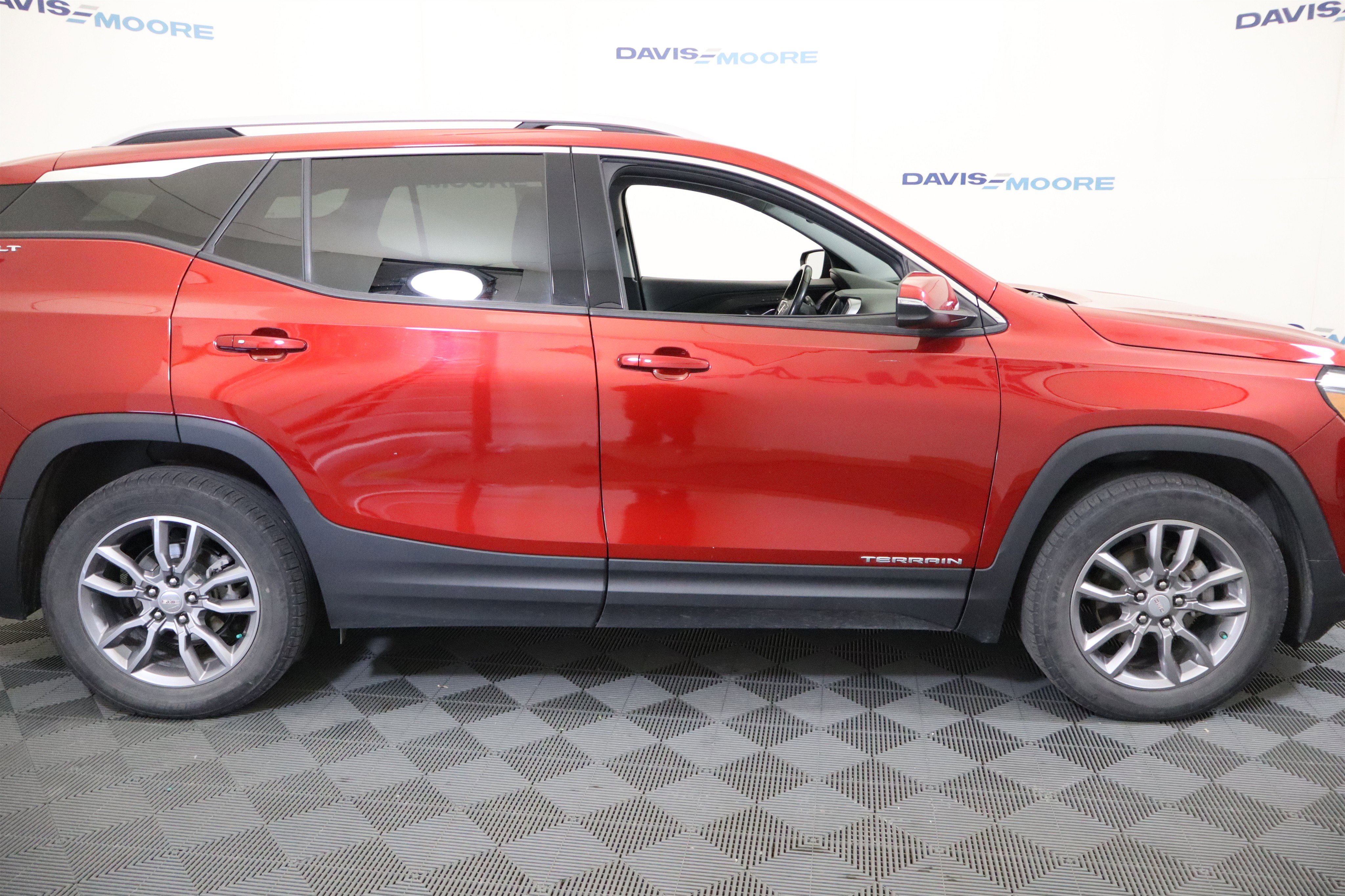 Used 2022 GMC Terrain SLT w/ LPO, Floor Liner Package AWD/4WD image 5