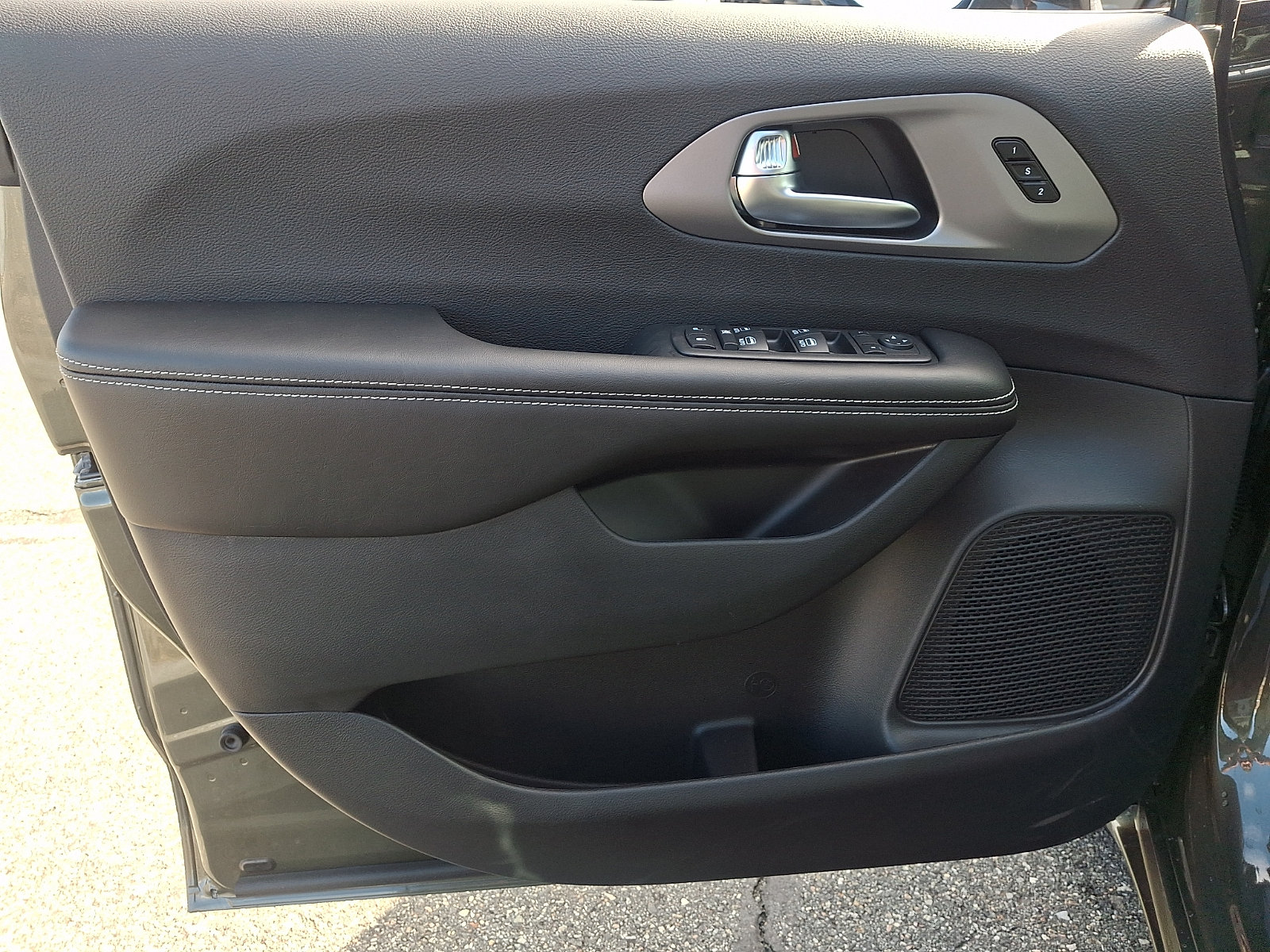 New 2027 Chrysler Pacifica Select AWD/4WD image 10