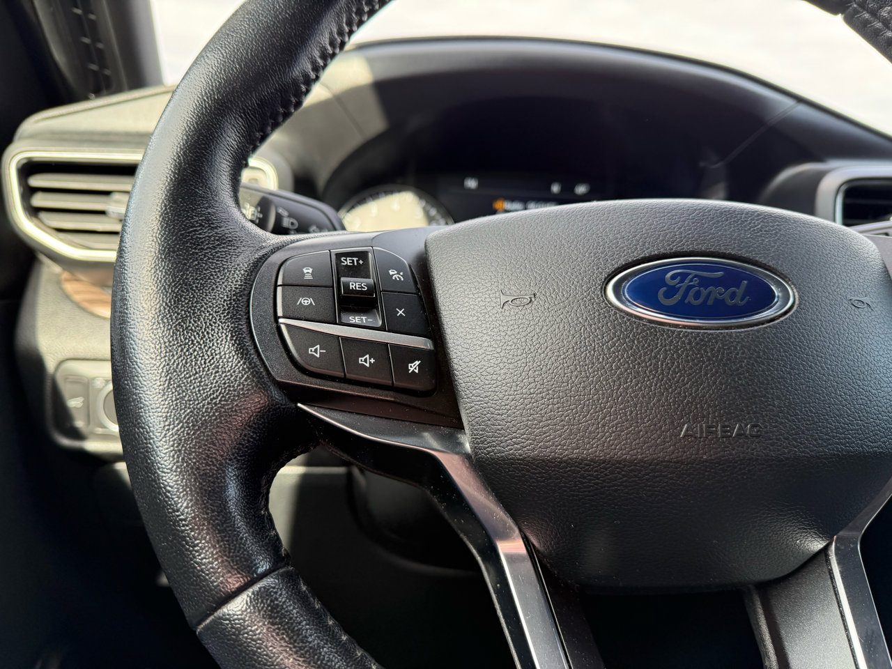 Used 2020 Ford Explorer Limited image 25