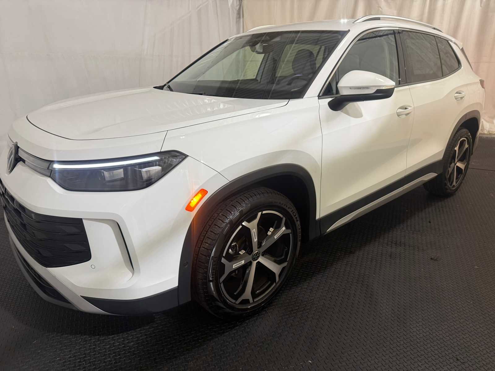 Certified 2025 Volkswagen Tiguan SE image 6