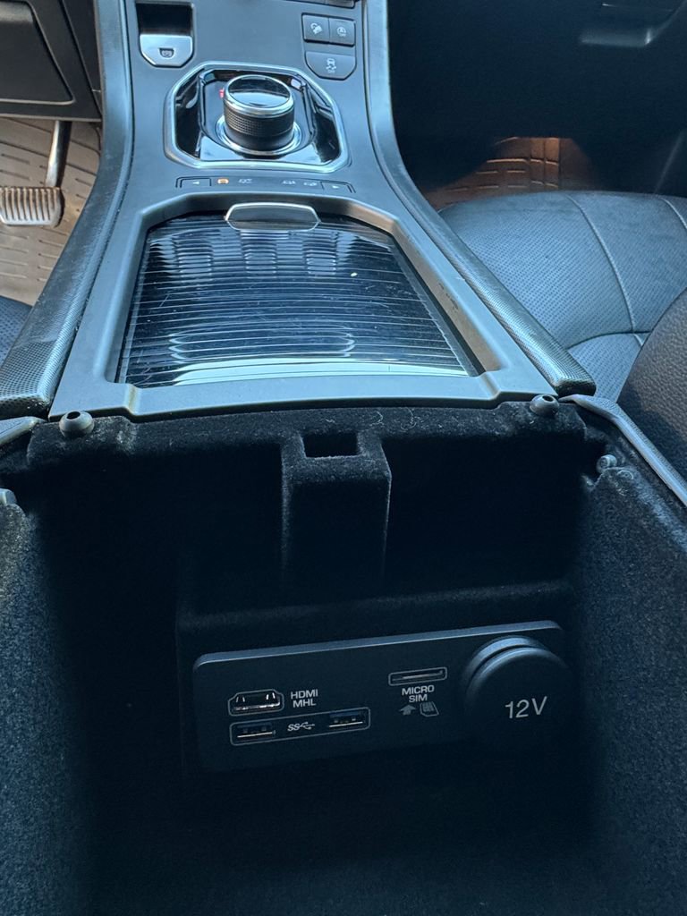 Used 2019 Land Rover Range Rover Evoque SE Premium image 19