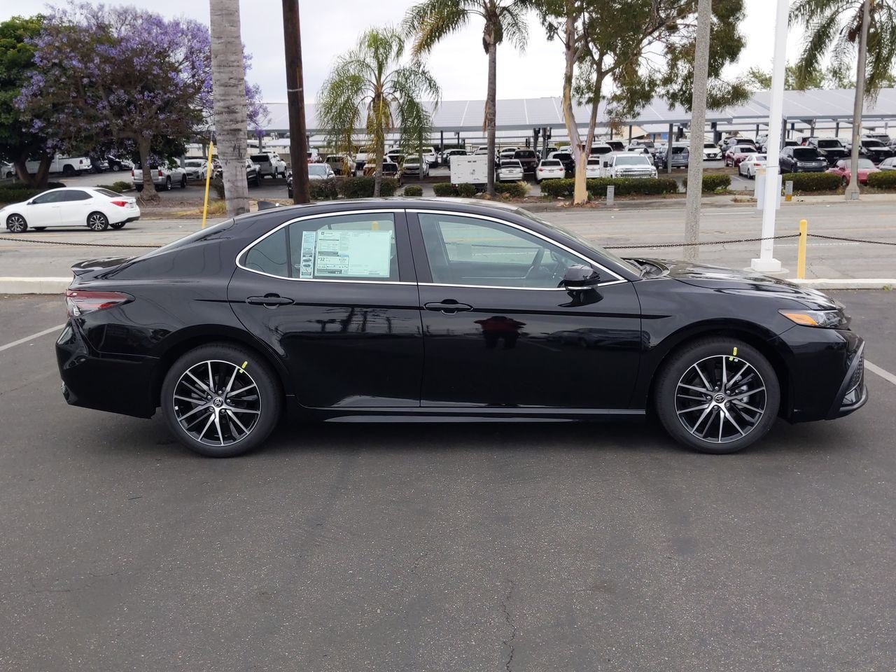 Used 2023 Toyota Camry SE image 2