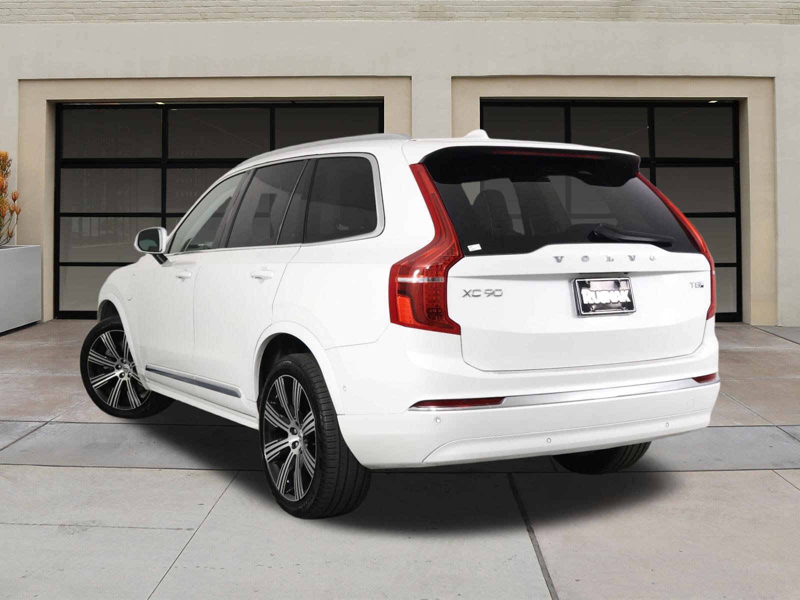 Certified 2025 Volvo XC90 T8 Plus w/ Protection Package Premier AWD/4WD image 2