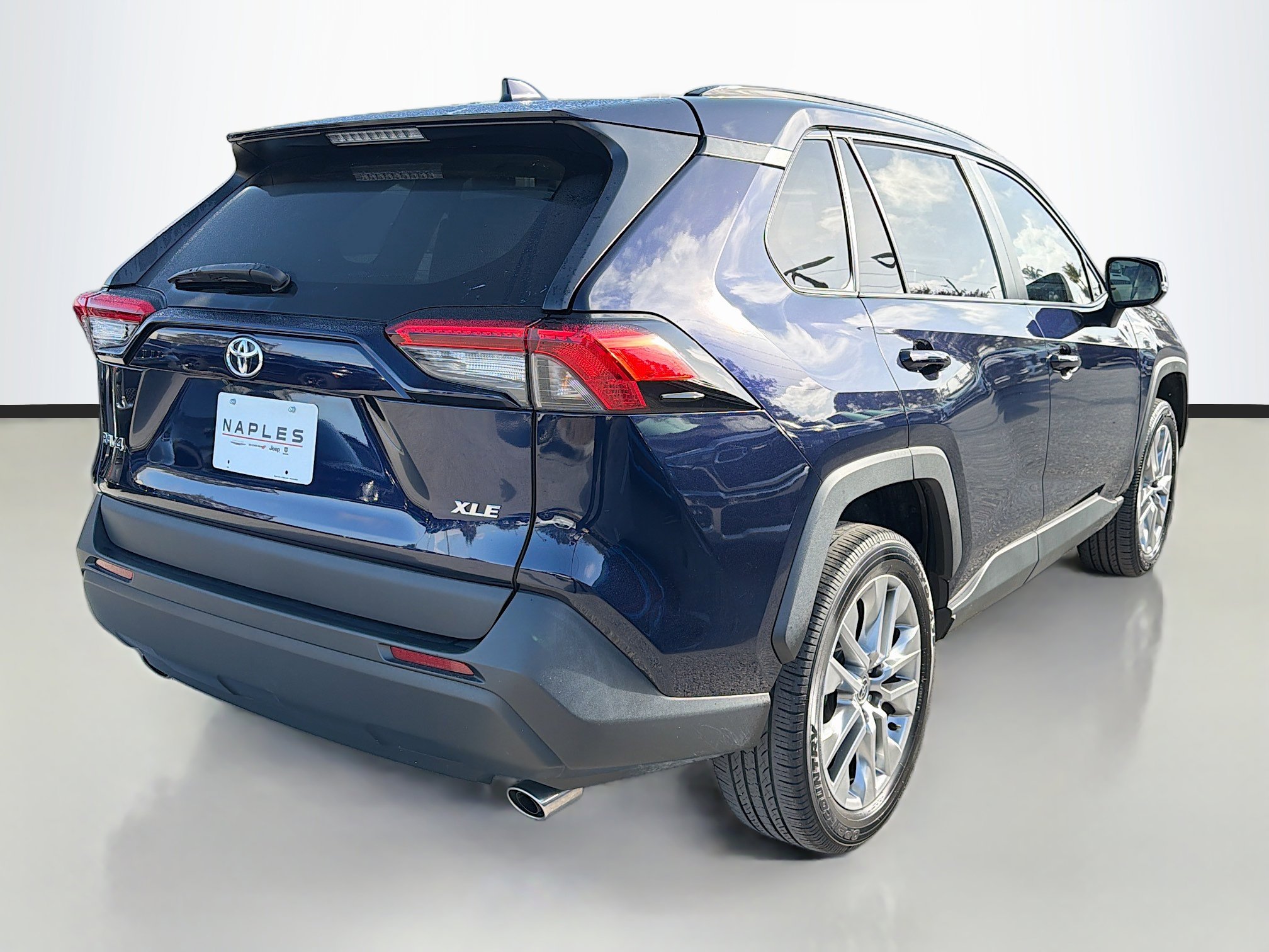 Used 2023 Toyota RAV4 XLE Premium image 3