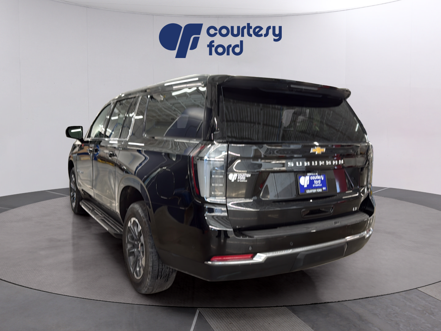 Used 2025 Chevrolet Suburban LT w/ Comfort Package AWD/4WD image 5