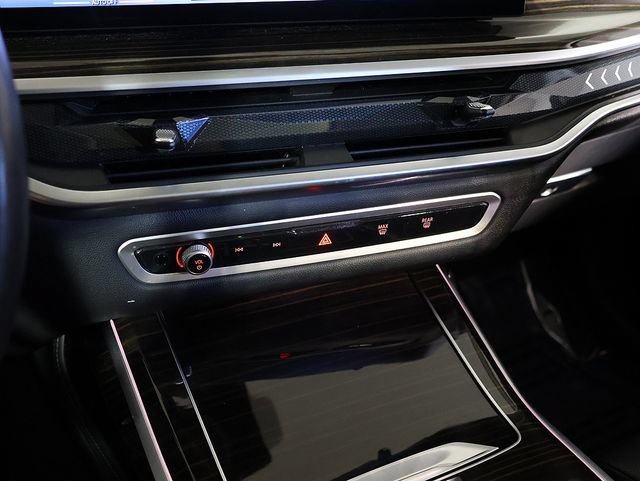 Used 2025 BMW X7 xDrive40i AWD/4WD image 23