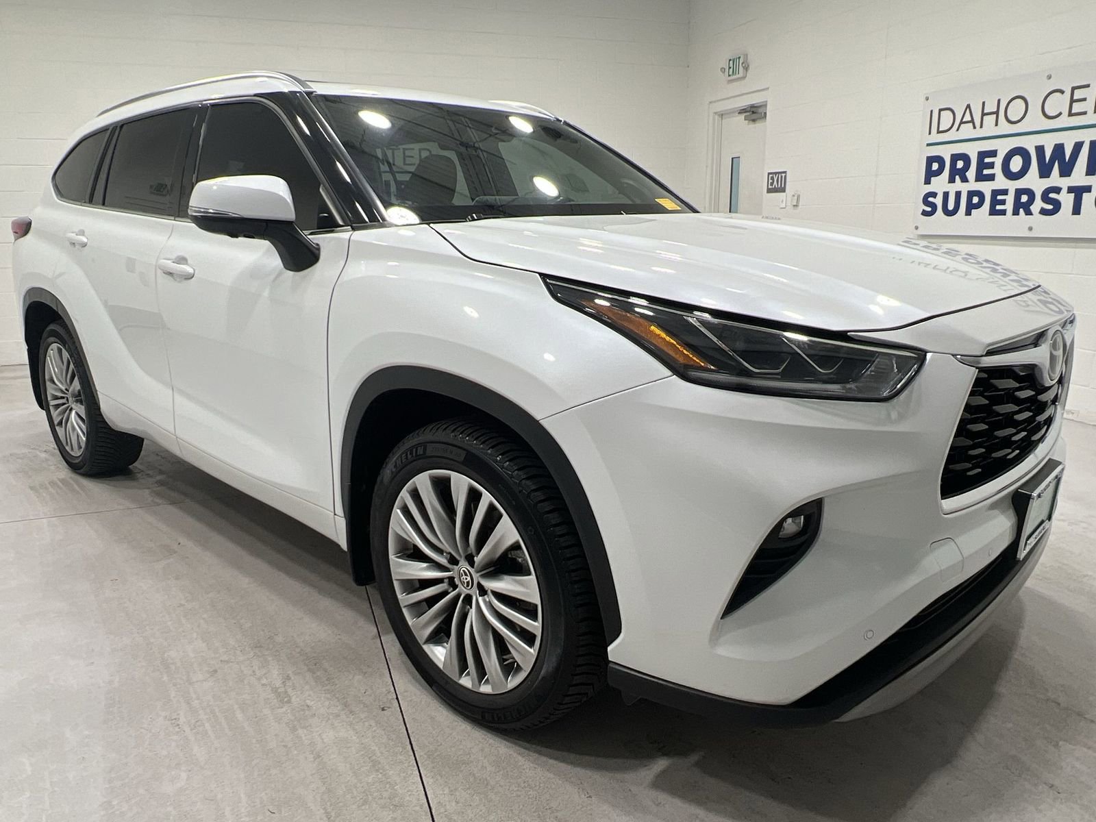 Used 2023 Toyota Highlander Platinum image 2