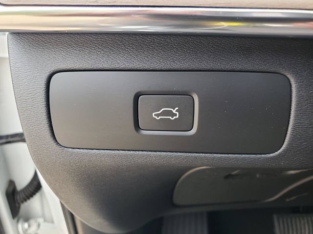Certified 2025 Volvo XC90 B6 Plus AWD/4WD image 18